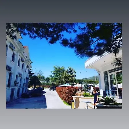 Univers Hotel 4*